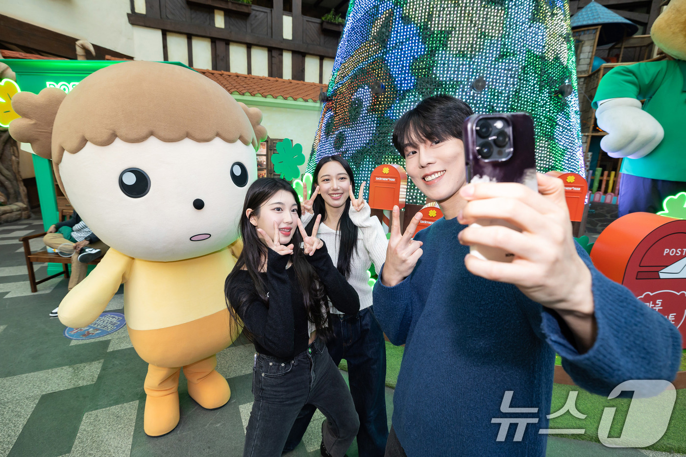 (서울=뉴스1) = 롯데월드 어드벤처가 오는 2월 23일까지 네이버웹툰 '마루는 강쥐'와 콜라보한 신년 시즌 축제 ‘미라클 윈터 : 마루의 럭키 뉴 이어’를 진행한다고 6일 밝혔다 …