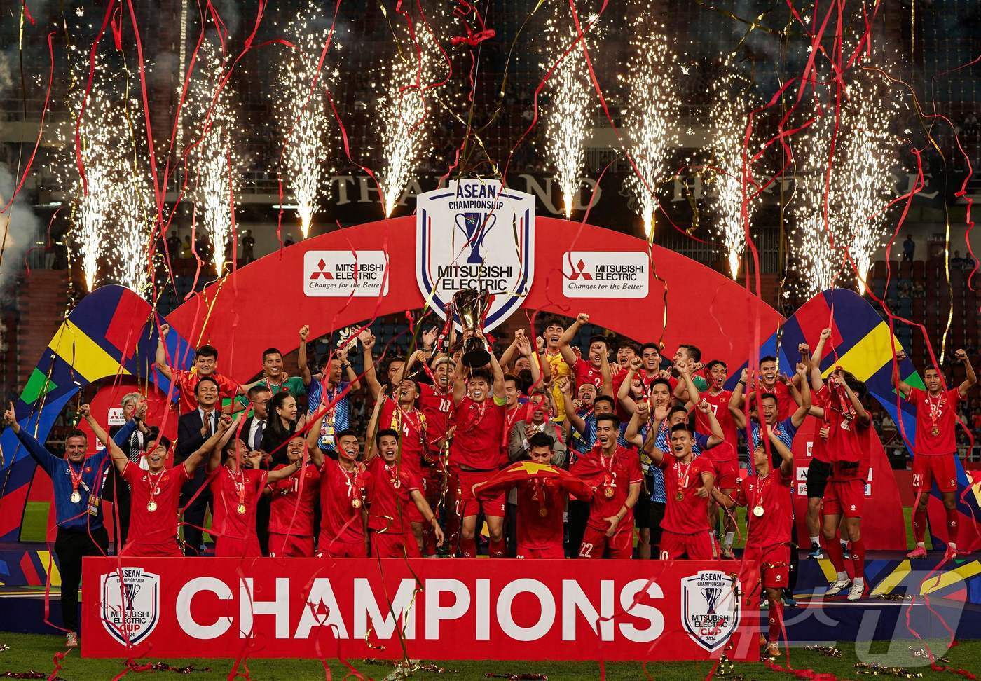 본문 이미지 - 베트남 선수단의 우승 세리머니 ⓒ AFP=뉴스1