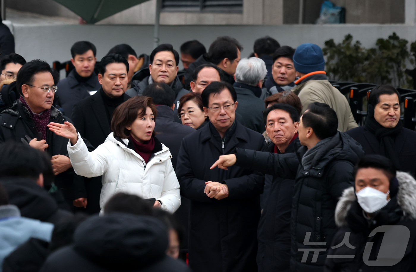 (서울=뉴스1) 박세연 기자 = 윤석열 대통령 체포영장 유효기간 마지막날인 6일 서울 용산구 윤석열 대통령 관저 앞에서 국민의힘 나경원 의원과 김기현 의원이 논의를 하고 있다. 2 …