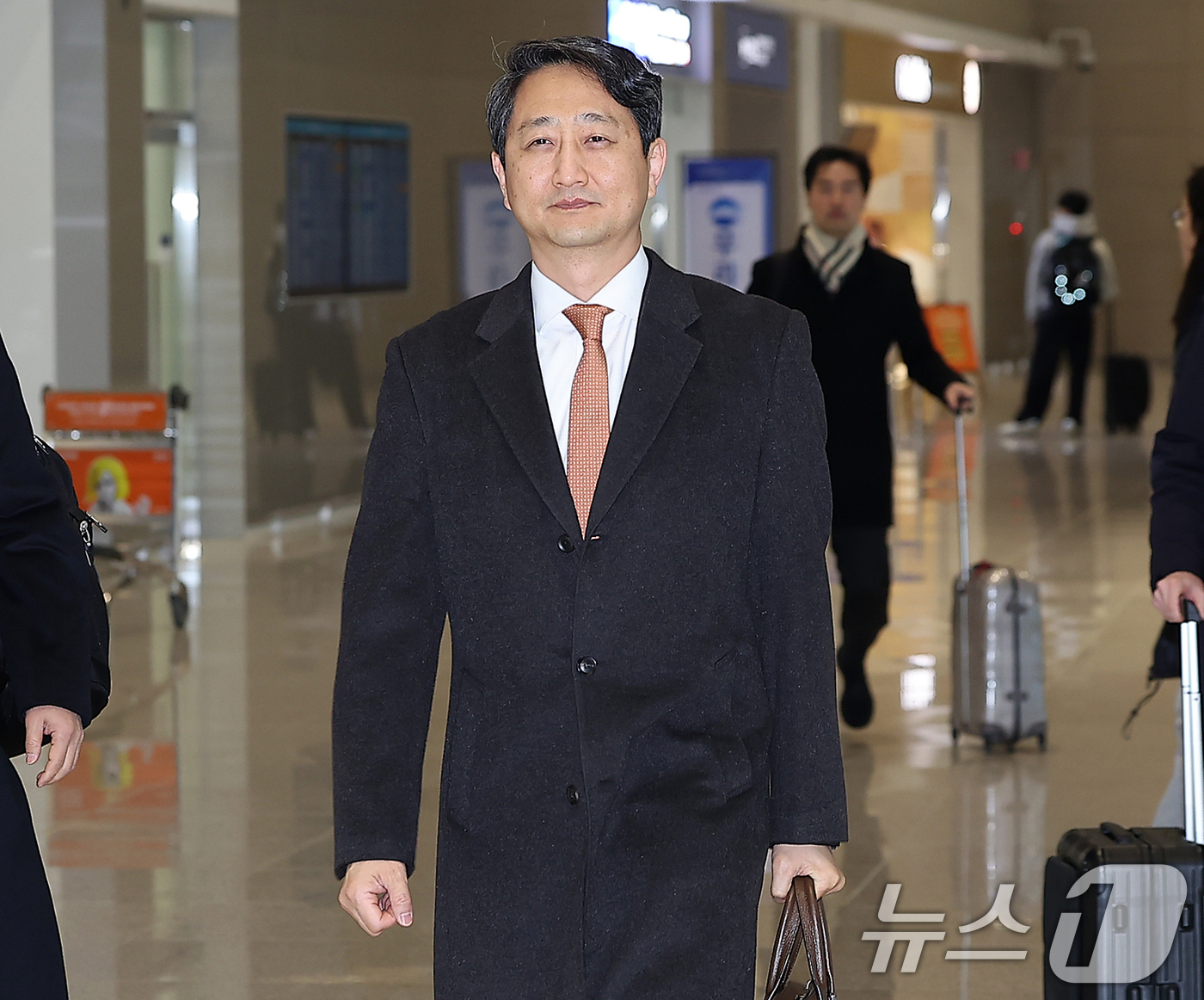 (인천공항=뉴스1) 김진환 기자 = 안덕근 산업통상자원부 장관이 6일 오전 인천국제공항 제2터미널을 통해 미국으로 출국하고 있다.도널드 트럼프 미국 대통령 당선인의 이달 20일 취 …