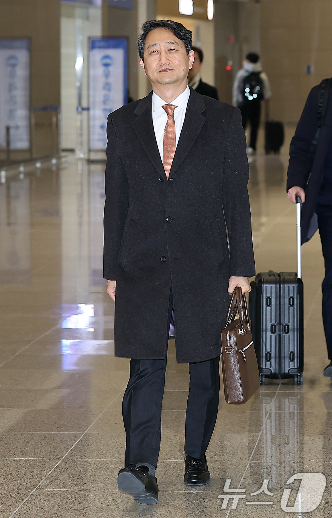 (인천공항=뉴스1) 김진환 기자 = 안덕근 산업통상자원부 장관이 6일 오전 인천국제공항 제2터미널을 통해 미국으로 출국하고 있다.도널드 트럼프 미국 대통령 당선인의 이달 20일 취 …