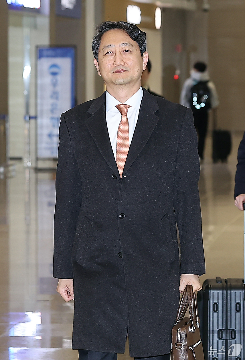 (인천공항=뉴스1) 김진환 기자 = 안덕근 산업통상자원부 장관이 6일 오전 인천국제공항 제2터미널을 통해 미국으로 출국하고 있다.도널드 트럼프 미국 대통령 당선인의 이달 20일 취 …