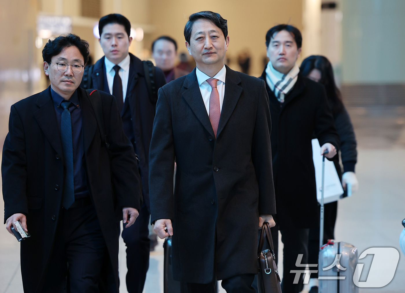 (인천공항=뉴스1) 김진환 기자 = 안덕근 산업통상자원부 장관이 6일 오전 인천국제공항 제2터미널을 통해 미국으로 출국하고 있다.도널드 트럼프 미국 대통령 당선인의 이달 20일 취 …