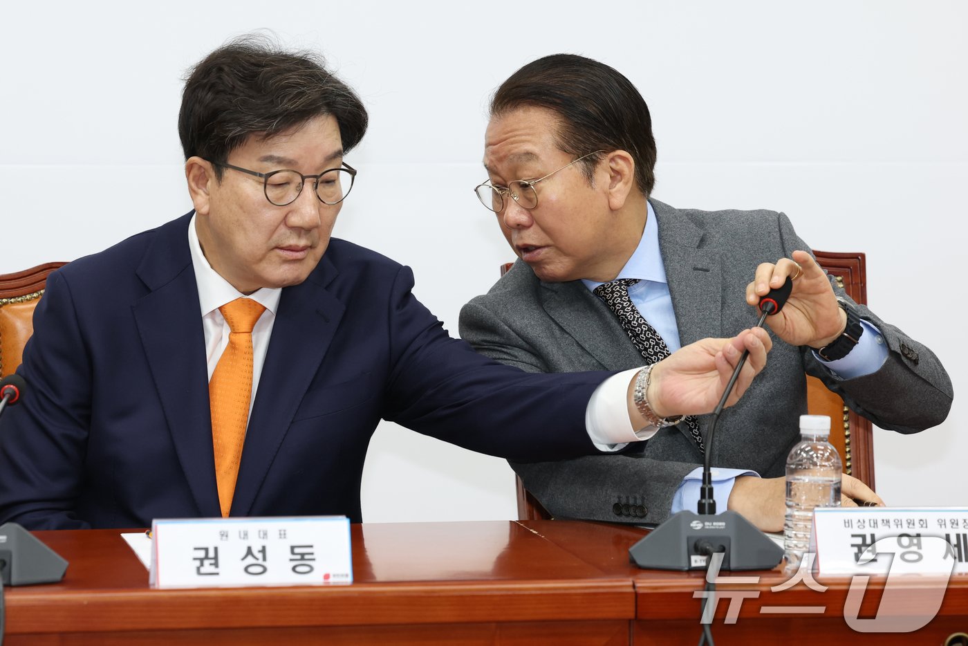 본문 이미지 - 권영세 국민의힘 비상대책위원장과 권성동 원내대표가 6일 오전 서울 여의도 국회에서 열린 비상대책위원회의에서 대화하고 있다. 2025.1.6/뉴스1 ⓒ News1 이광호 기자