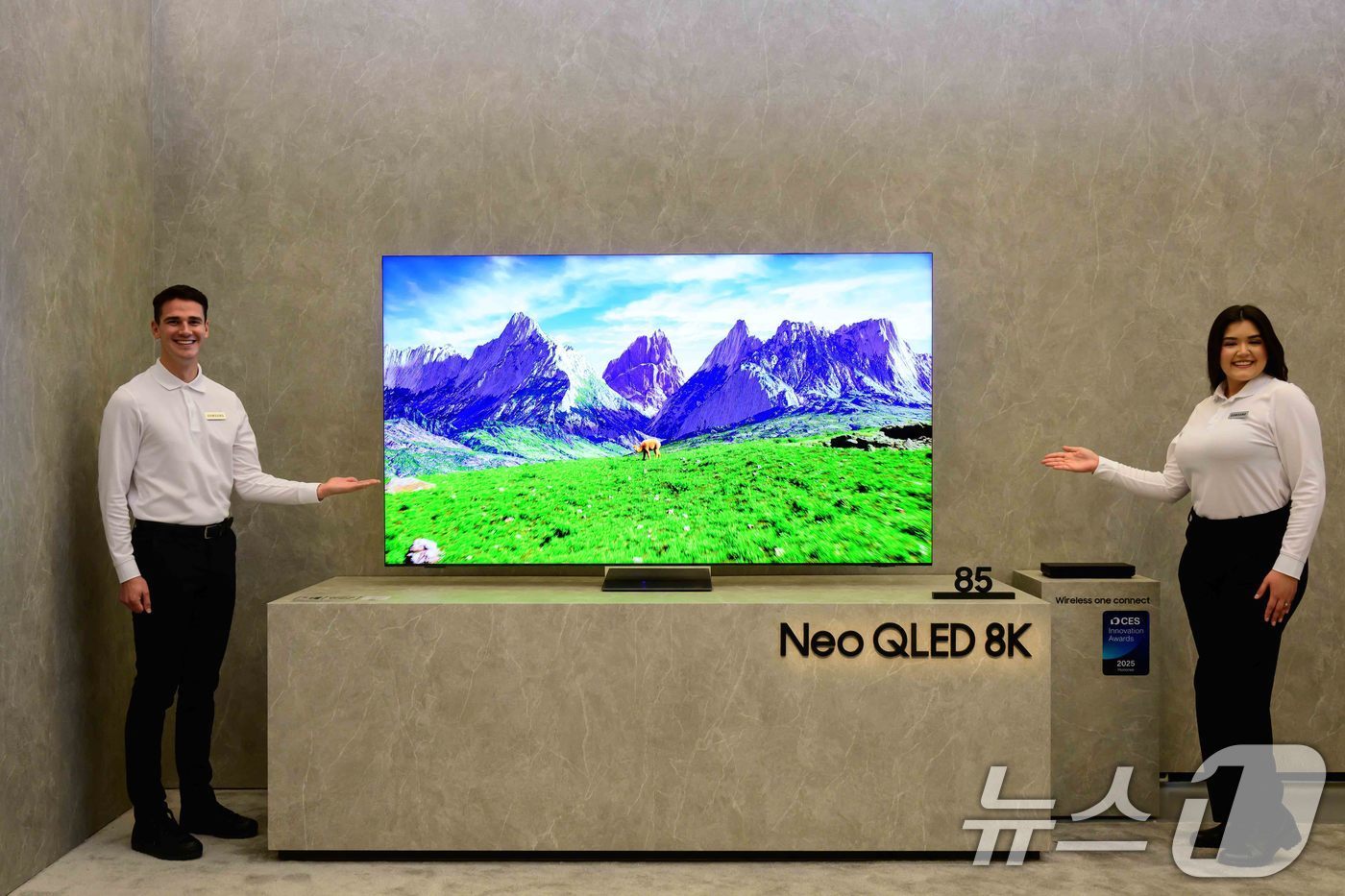 본문 이미지 - 5일(현지시간) 미국 라스베이거스에서 열린 '삼성 퍼스트 룩 2025(Samsung First Look 2025)' 행사에서 모델이 2025년형 네오 QLED 8K를 소개하고 있다. (삼성전자 제공) 2025.1.6/뉴스1