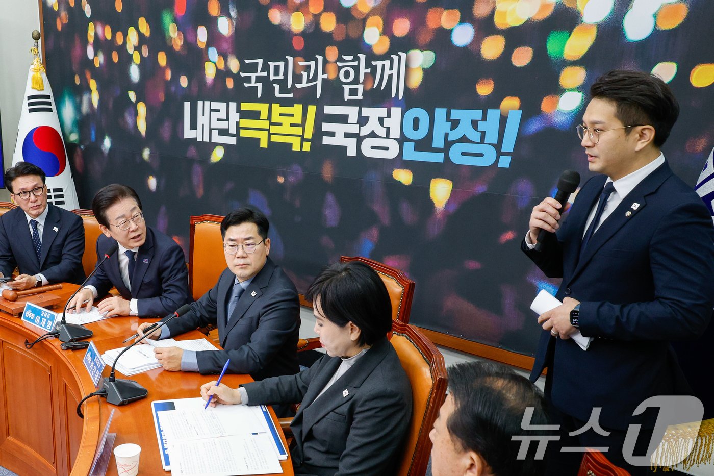 본문 이미지 - 이재명 더불어민주당 대표가 6일 오전 서울 여의도 국회에서 최고위원회의에 앞서 민주당 홈페이지에 마련된 허위조작 정보 신고센터 &#39;민주파출소&#39;에 대한 전용기 의원의 설명을 들은 뒤 대통령 관저 인근 집회에서 민주노총 조합원에게 폭행당한 경찰이 의식불명 상태라는 가짜뉴스에 대한 대응을 당부하고 있다. 2025.1.6/뉴스1 ⓒ News1 안은나 기자