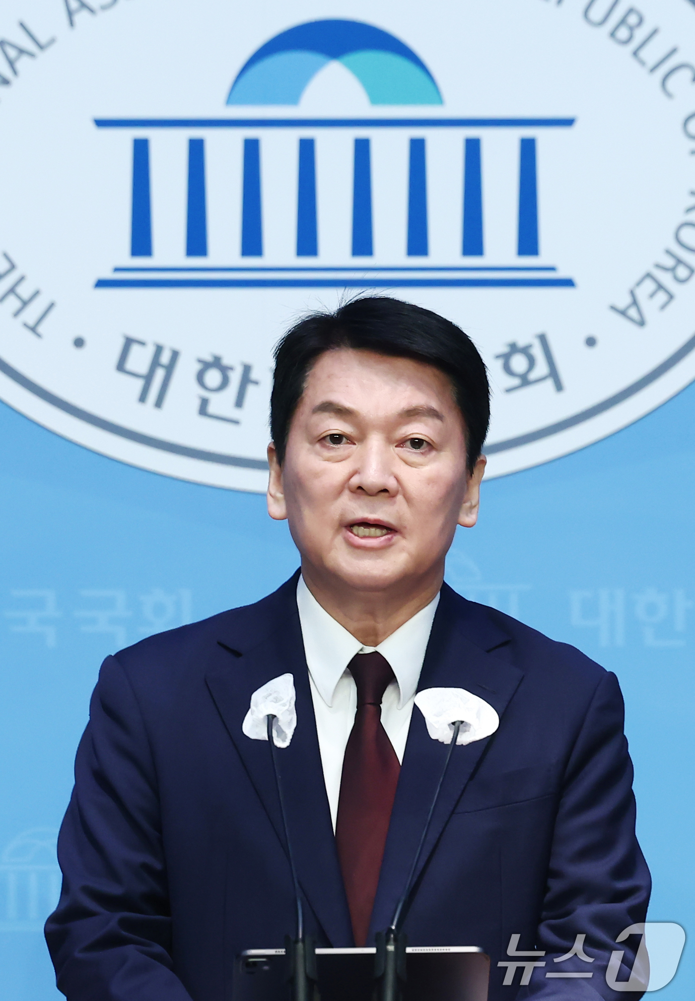 (서울=뉴스1) 김민지 기자 = 안철수 국민의힘 의원이 6일 오전 서울 여의도 국회 소통관에서 고위공직자범죄수사처(공수처)의 윤석열 대통령 체포 영장 집행 업무 경찰 일임 및 현안 …