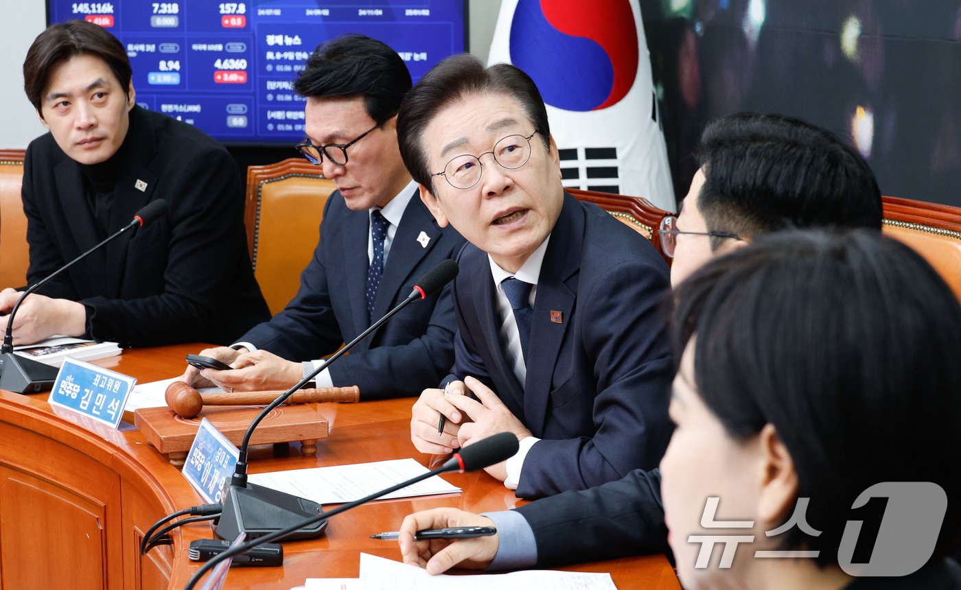 본문 이미지 - 이재명 더불어민주당 대표가 6일 오전 서울 여의도 국회에서 최고위원회의에 앞서 민주당 홈페이지에 마련된 허위조작 정보 신고센터 &#39;민주파출소&#39;에 대한 전용기 의원의 설명을 들은 뒤 대통령 관저 인근 집회에서 민주노총 조합원에게 폭행당한 경찰이 의식불명 상태라는 가짜뉴스에 대한 대응을 당부하고 있다. 2025.1.6/뉴스1 ⓒ News1 안은나 기자