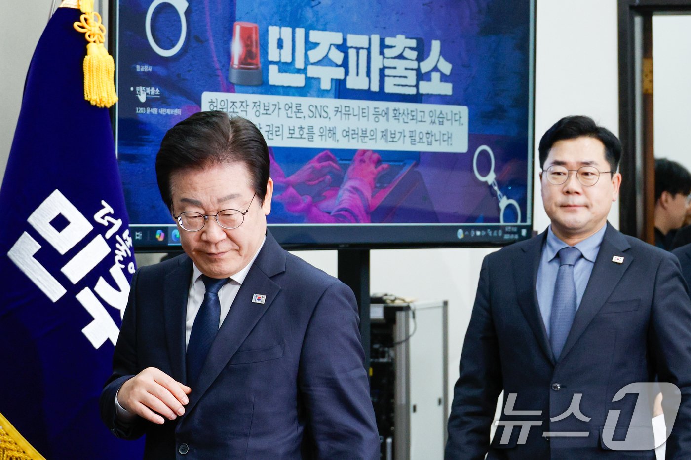 본문 이미지 - 이재명 더불어민주당 대표&#40;왼쪽&#41;와 박찬대 원내대표가 6일 오전 서울 여의도 국회에서 열린 최고위원회의에 입장하고 있다. 2025.1.6/뉴스1 ⓒ News1 안은나 기자