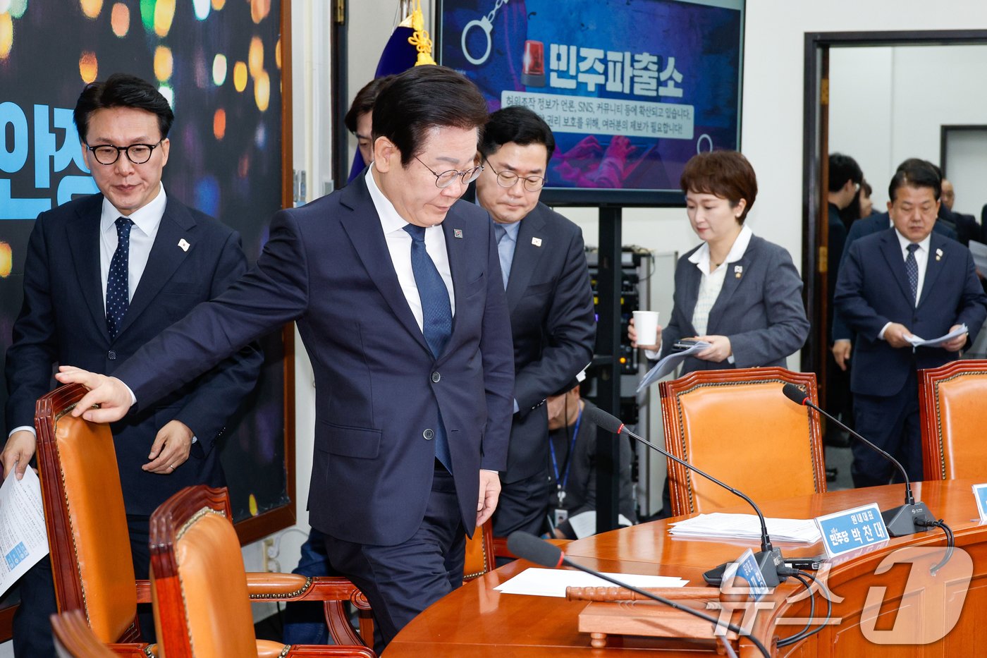 본문 이미지 - 이재명 더불어민주당 대표와 박찬대 원내대표, 최고위원들이 6일 오전 서울 여의도 국회에서 열린 최고위원회의에 입장하고 있다. 2025.1.6/뉴스1 ⓒ News1 안은나 기자