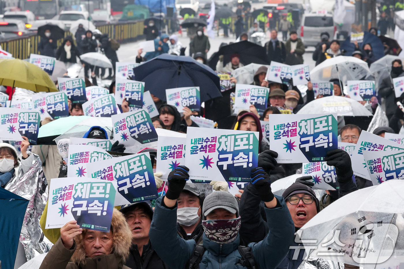 (서울=뉴스1) 김성진 기자 = 윤석열즉각퇴진·사회대개혁 비상행동 참가자들이 6일 서울 용산구 한남동 대통령 관저 인근에서 열린 '윤석열 즉각 체포·구속 기자회견'에서 손피켓을 들 …