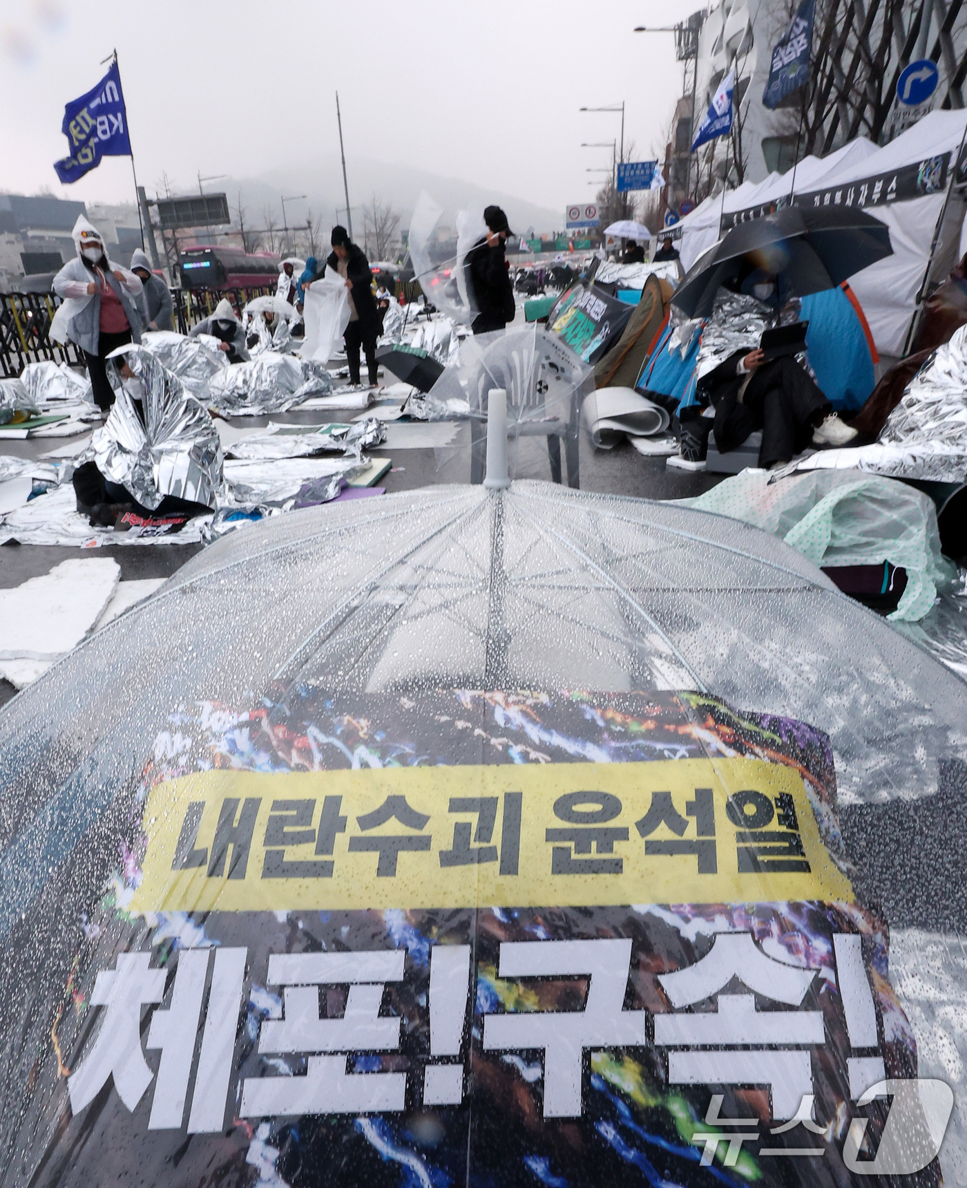 (서울=뉴스1) 김성진 기자 = 윤석열 대통령의 체포영장 유효기간 마지막 날인 6일 서울 용산구 한남동 대통령 관저 앞 한남대로에서 '윤석열 즉각 퇴진·사회 대개혁 비상행동' 참가 …