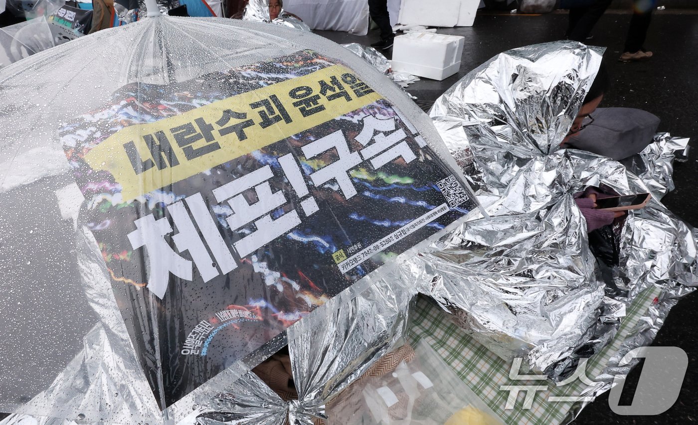 본문 이미지 - 윤석열 대통령의 체포영장 유효기간 마지막 날인 6일 서울 용산구 한남동 대통령 관저 앞 한남대로에서 '윤석열 즉각 퇴진·사회 대개혁 비상행동' 참가자들이 철야투쟁을 이어가고 있다. 2025.1.6/뉴스1 ⓒ News1 김성진 기자