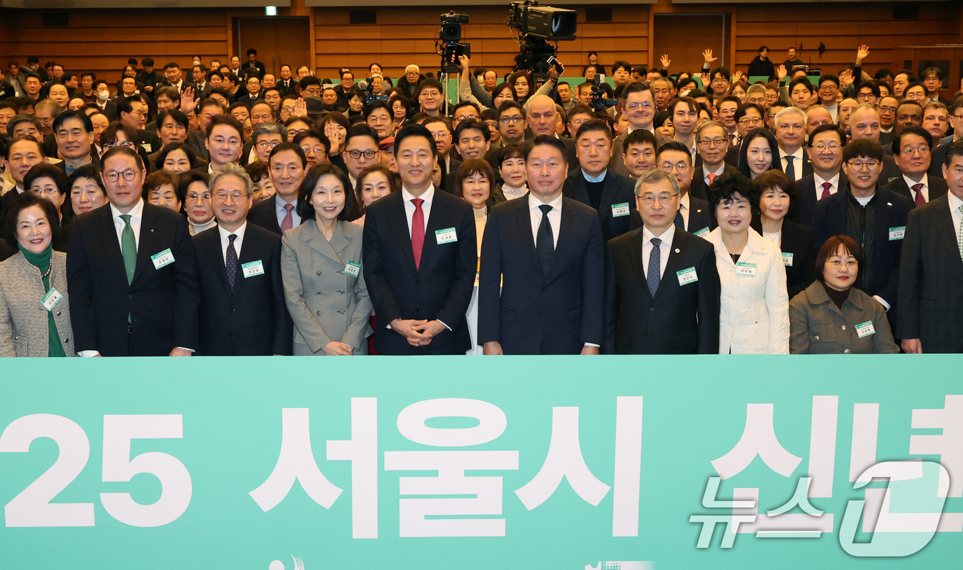 (서울=뉴스1) 송원영 기자 = 오세훈 서울시장과 최태원 대한상공회의소 회장 겸 서울상공회의소 회장, 최호정 서울시의회 의장, 정근식 서울시교육감 등이 6일 서울 중구 대한상공회의 …