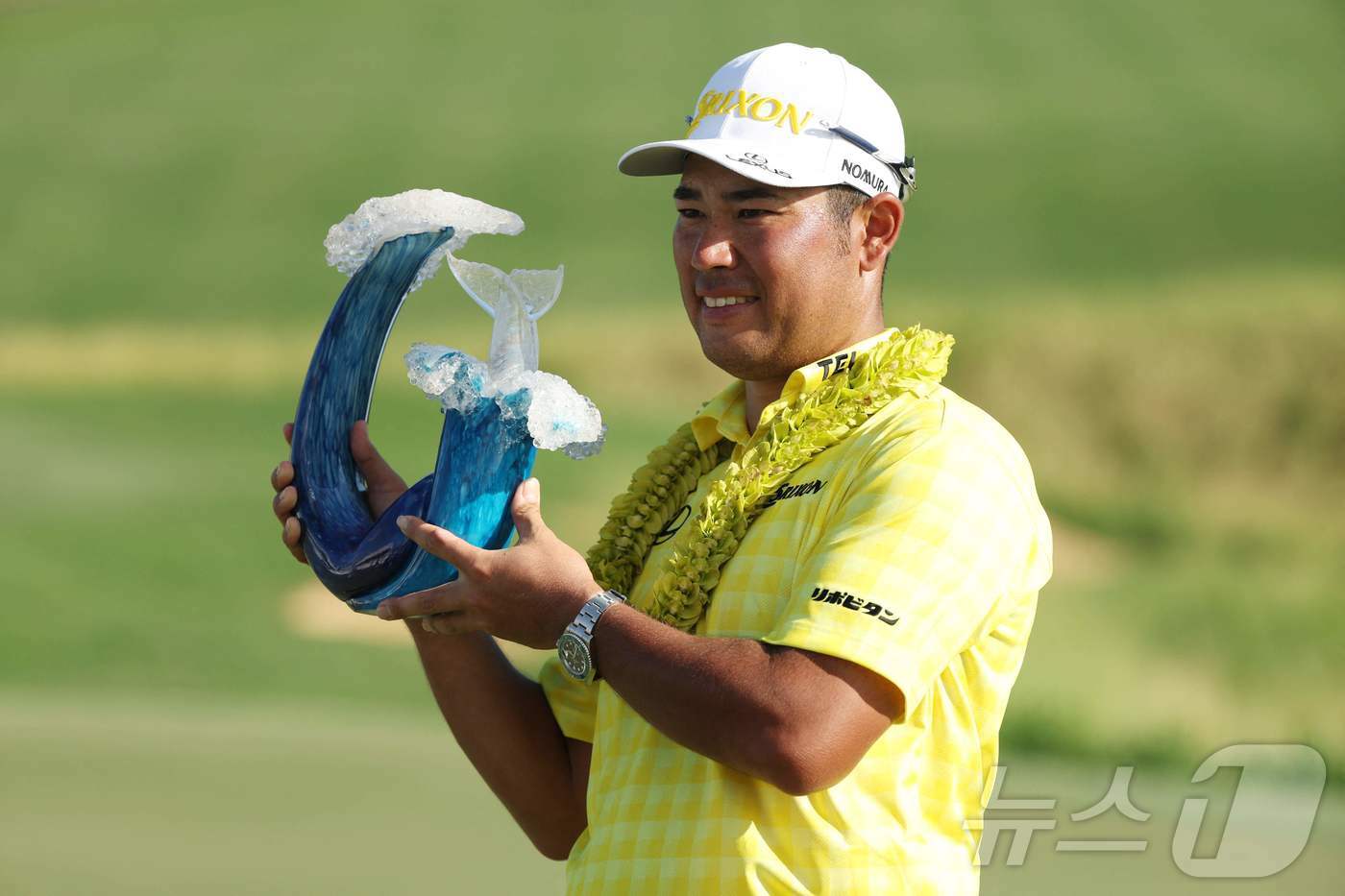 본문 이미지 - 6일(한국시간) 끝난 PGA투어 더 센트리에서 역대 최다 언더파 기록을 세우며 우승한 마쓰야마 히데키(일본)가 우승 트로피를 들어보이고 있다. ⓒ AFP=뉴스1