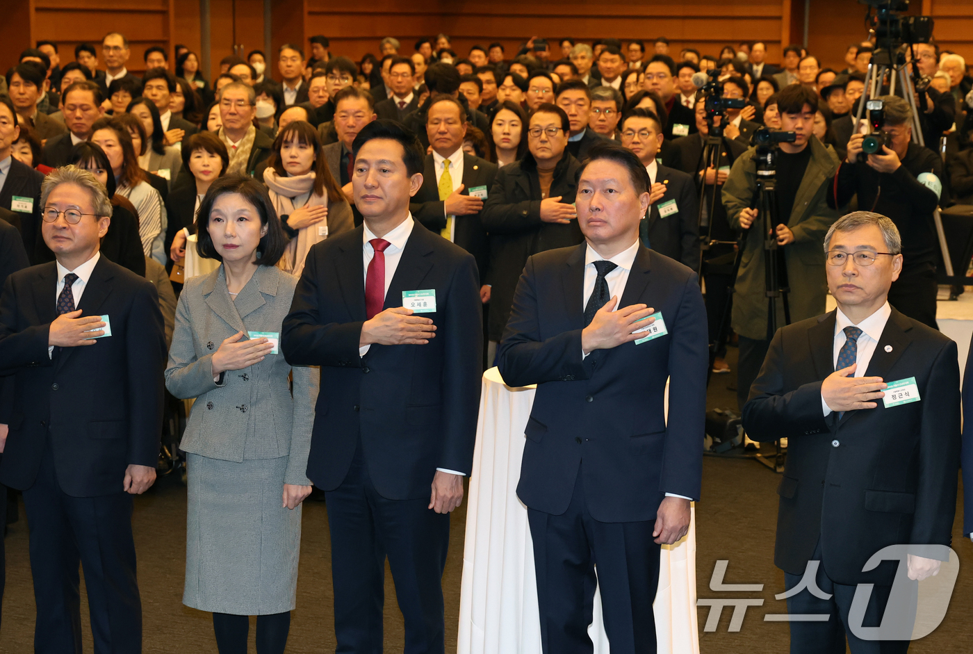 (서울=뉴스1) 송원영 기자 = 오세훈 서울시장과 최태원 대한상공회의소 회장 겸 서울상공회의소 회장, 최호정 서울시의회 의장, 정근식 서울시교육감 등이 6일 서울 중구 대한상공회의 …