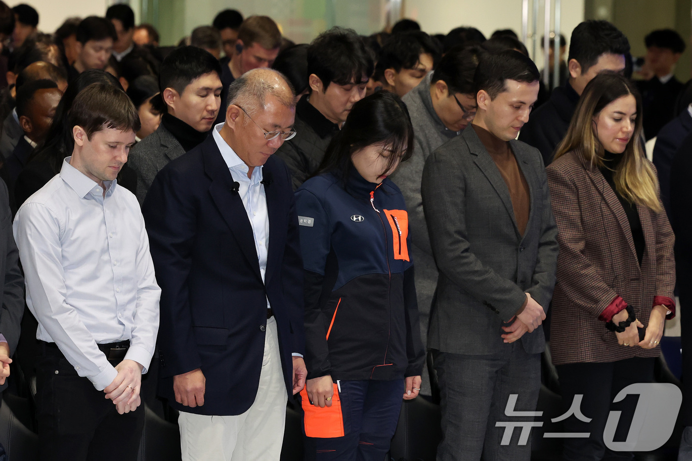 (고양=뉴스1) 이동해 기자 = 현대자동차그룹 정의선 회장을 비롯한 임직원이 6일 경기 고양시 현대 모터스튜디오 고양에서 열린 2025 신년회에 앞서 제주항공 여객기 참사 희생자들 …