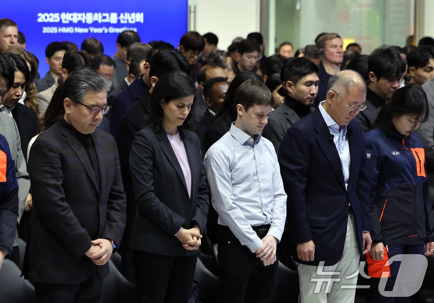 현대자동차그룹 정의선 회장을 비롯한 임직원이 6일 경기 고양시 현대 모터스튜디오 고양에서 열린 2025 신년회에 앞서 제주항공 여객기 참사 희생자들을 위한 묵념을 하고 있다. 2025.1.6/뉴스1 ⓒ News1 이동해 기자