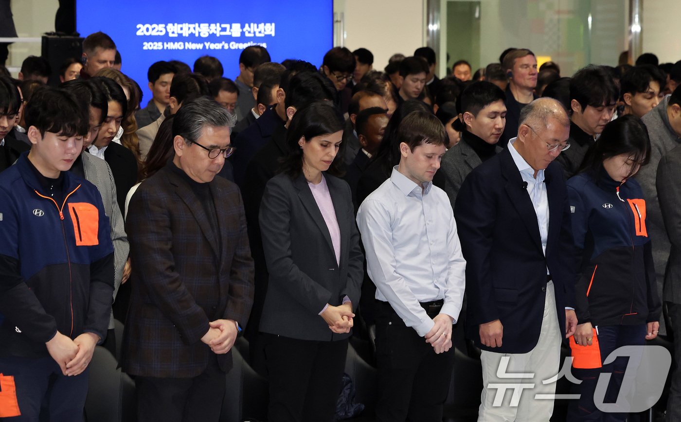 본문 이미지 - 현대자동차그룹 정의선 회장을 비롯한 임직원이 6일 경기 고양시 현대 모터스튜디오 고양에서 열린 2025 신년회에 앞서 제주항공 여객기 참사 희생자들을 위한 묵념을 하고 있다. 2025.1.6/뉴스1 ⓒ News1 이동해 기자