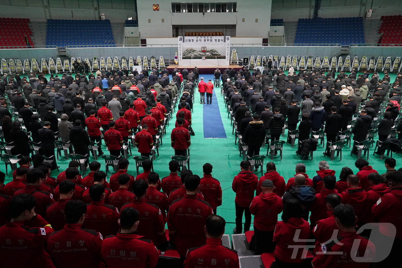 (태백=뉴스1) 윤왕근 기자 = 설악산에서 낙상 환자 구조 뒤 헬기에 오르다 상공에서 떨어져 숨진 산림청 산림항공본부 고(故) 이영도 공중진화대원의 영결식이 6일 오전 강원 태백고 …