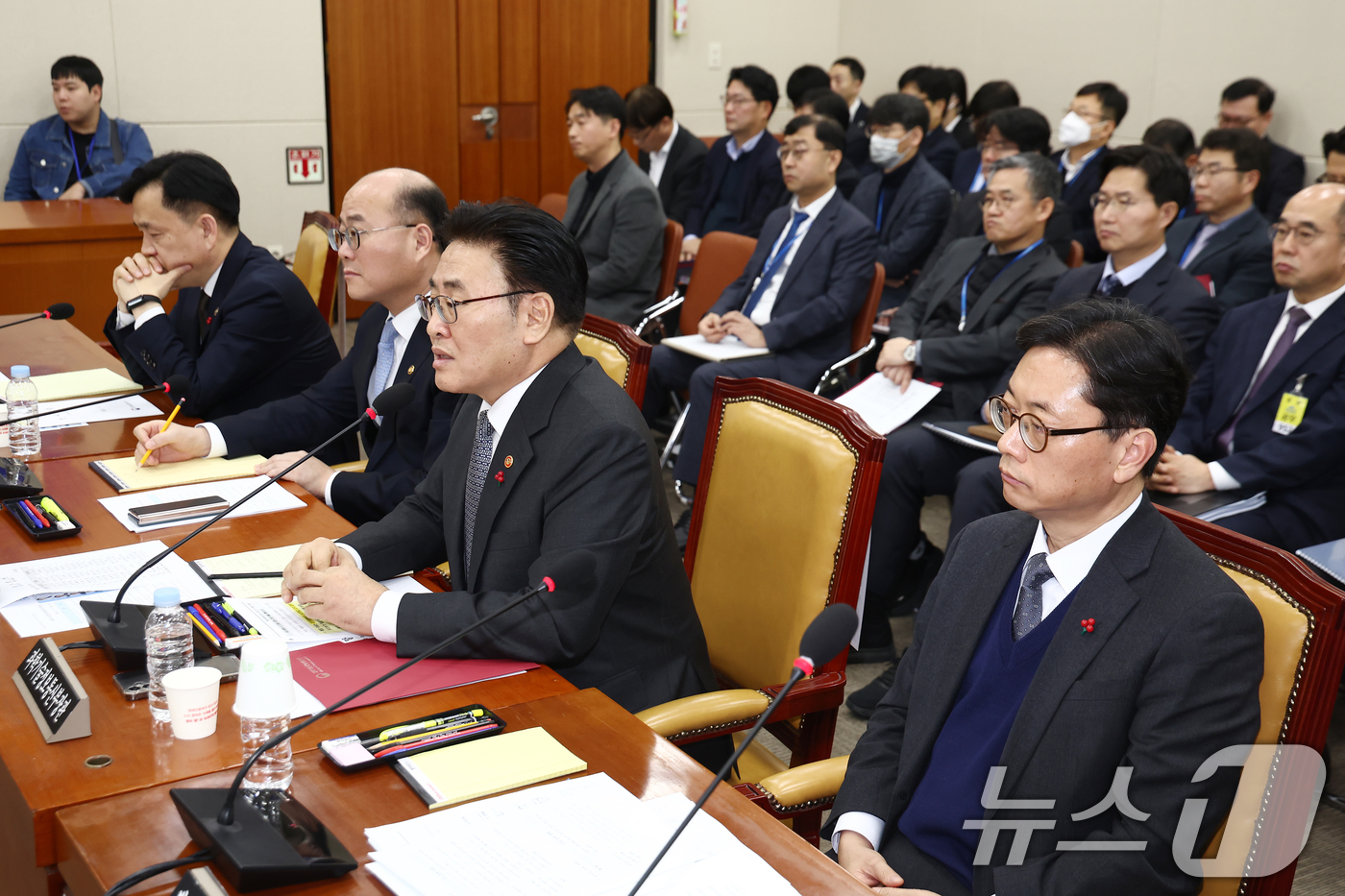 (서울=뉴스1) 김민지 기자 = 유상임 과학기술정보통신부 장관이 6일 오전 서울 여의도 국회에서 열린 과학기술정보방송통신위원회 전체회의에서 의원 질의에 답변하고 있다.왼쪽부터 과기 …