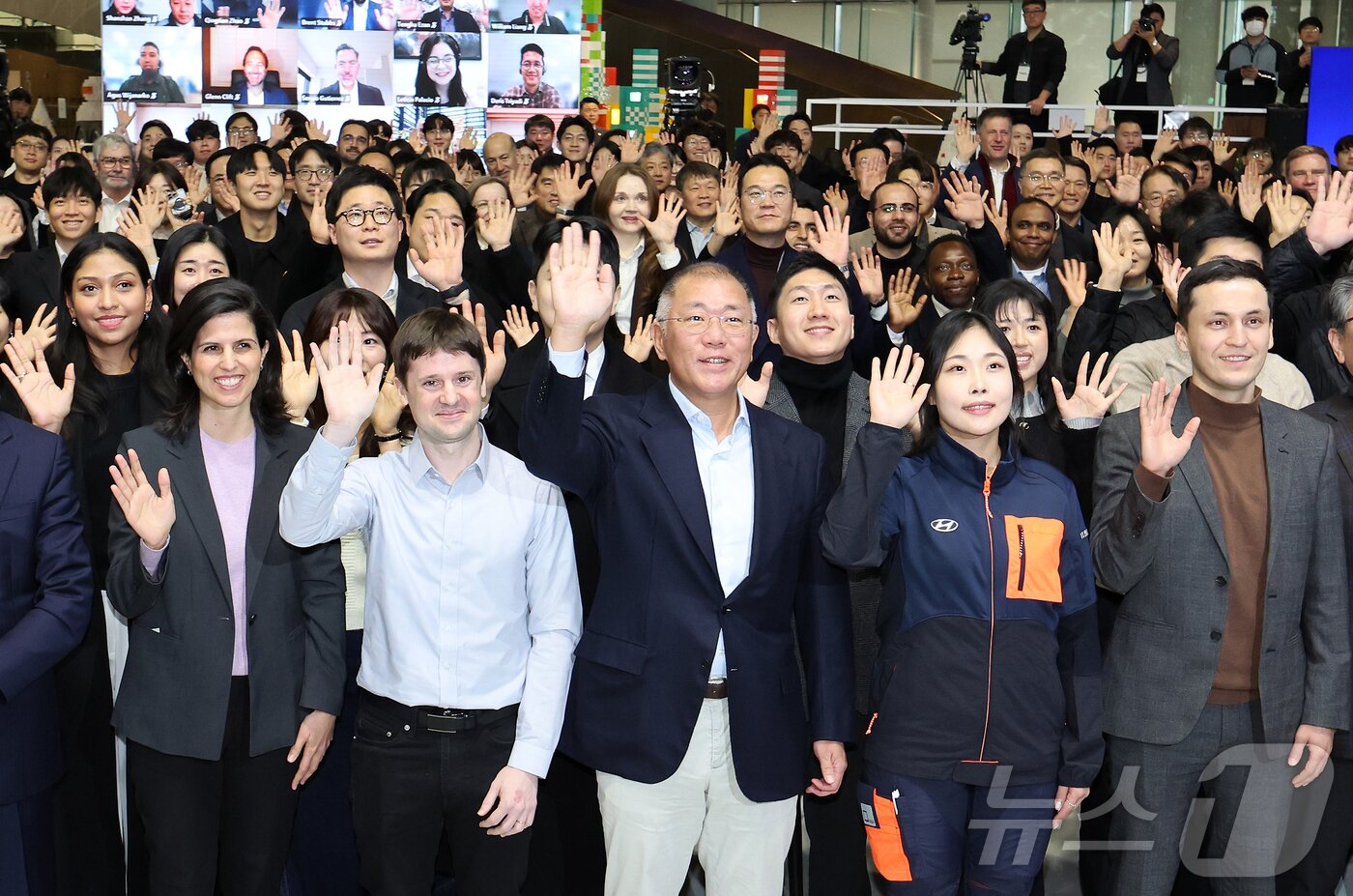 본문 이미지 - 현대자동차그룹 정의선 회장을 비롯한 임직원들이 6일 경기 고양시 현대 모터스튜디오 고양에서 열린 2025 신년회에서 기념촬영을 하고 있다. 2025.1.6/뉴스1 ⓒ News1 이동해 기자