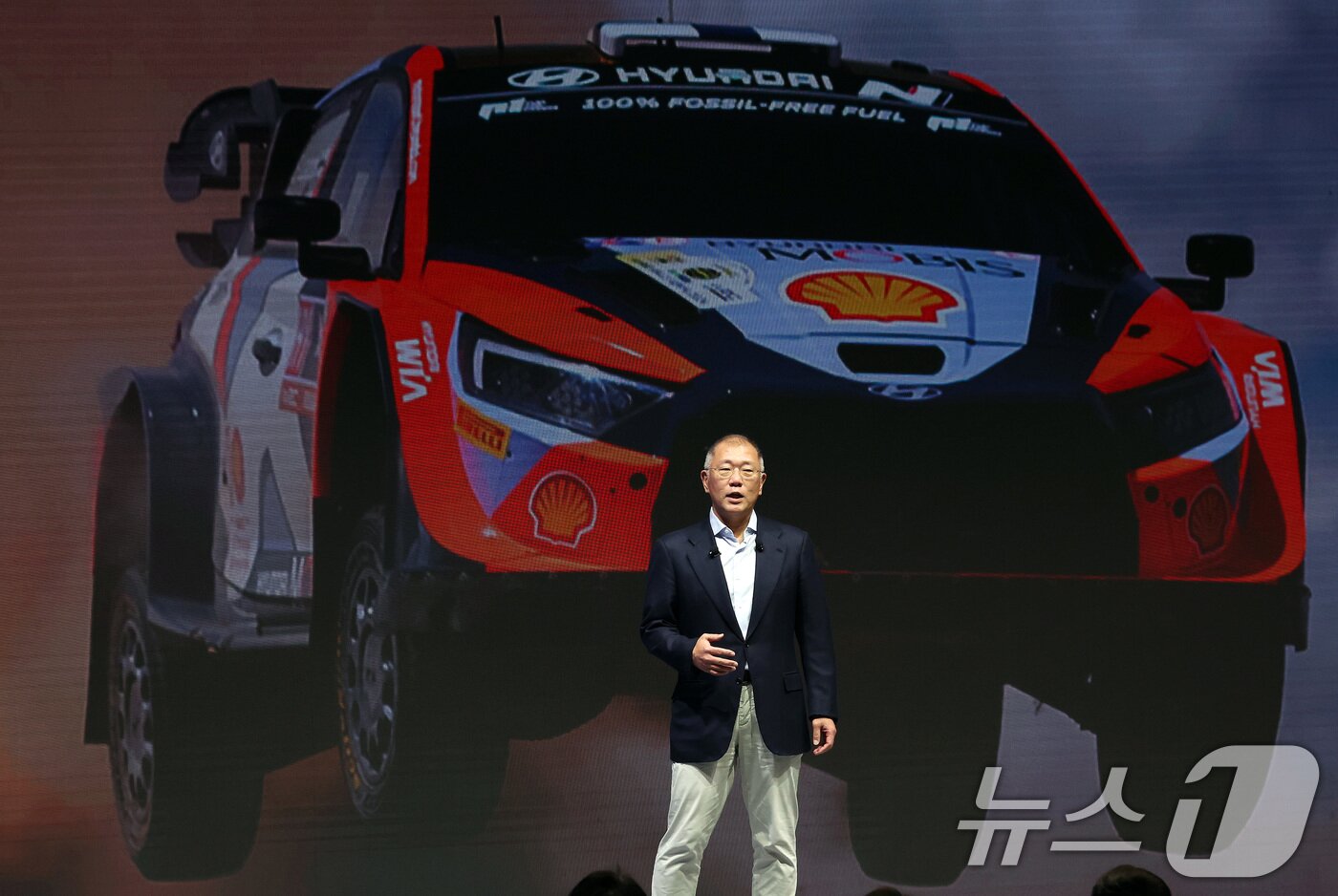 본문 이미지 - 정의선 현대자동차그룹 회장이 6일 경기 고양시 현대 모터스튜디오 고양에서 열린 2025 신년회에서 신년사를 하고 있다. 2025.1.6/뉴스1 ⓒ News1 이동해 기자