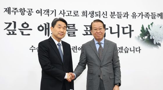 악수하는 권영세 비대위원장과 이주호 사회부총리