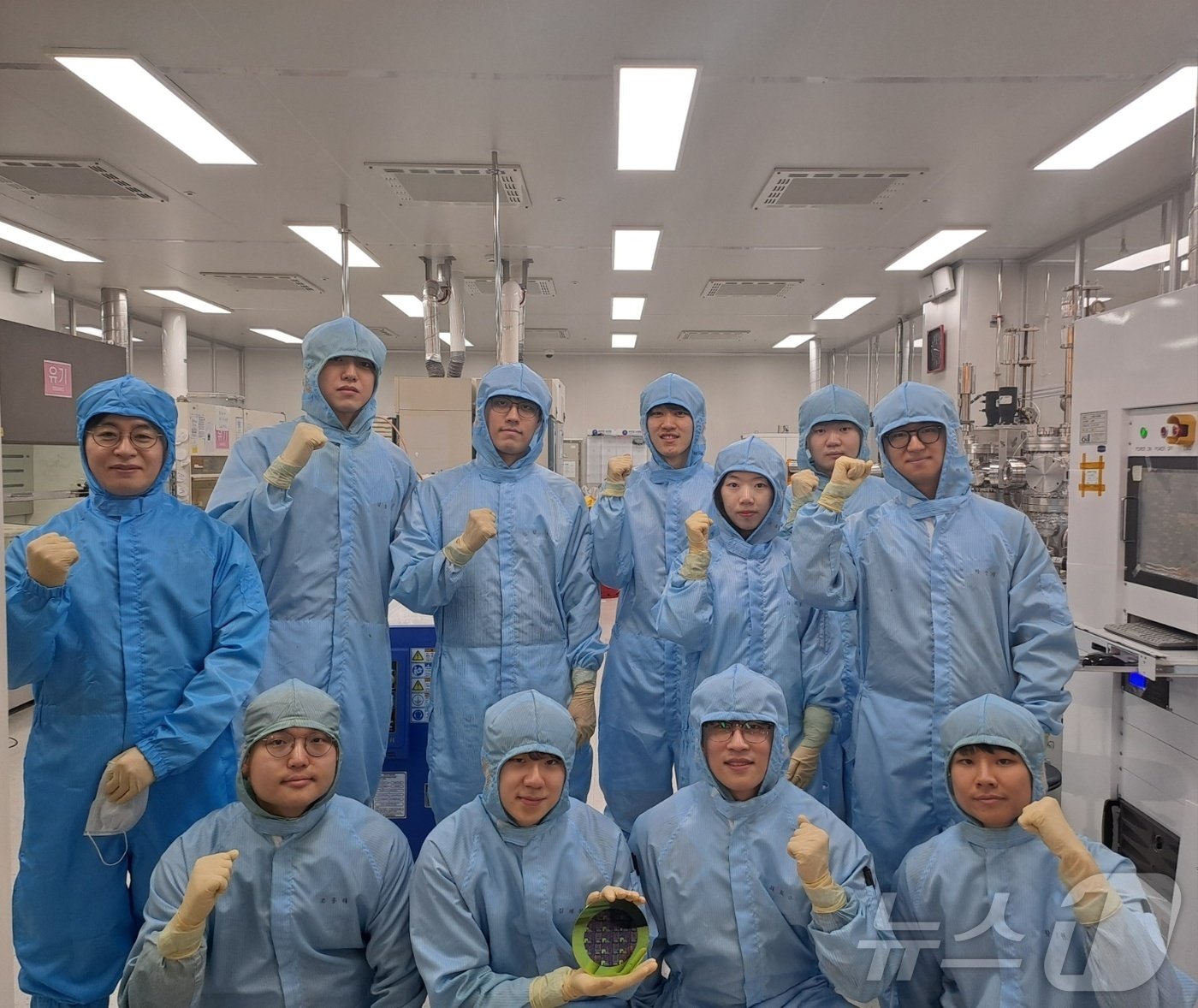 본문 이미지 - KAIST 전상훈 교수팀이 기념촬영을 하고 있다.&#40;KAIST 제공&#41;/뉴스1