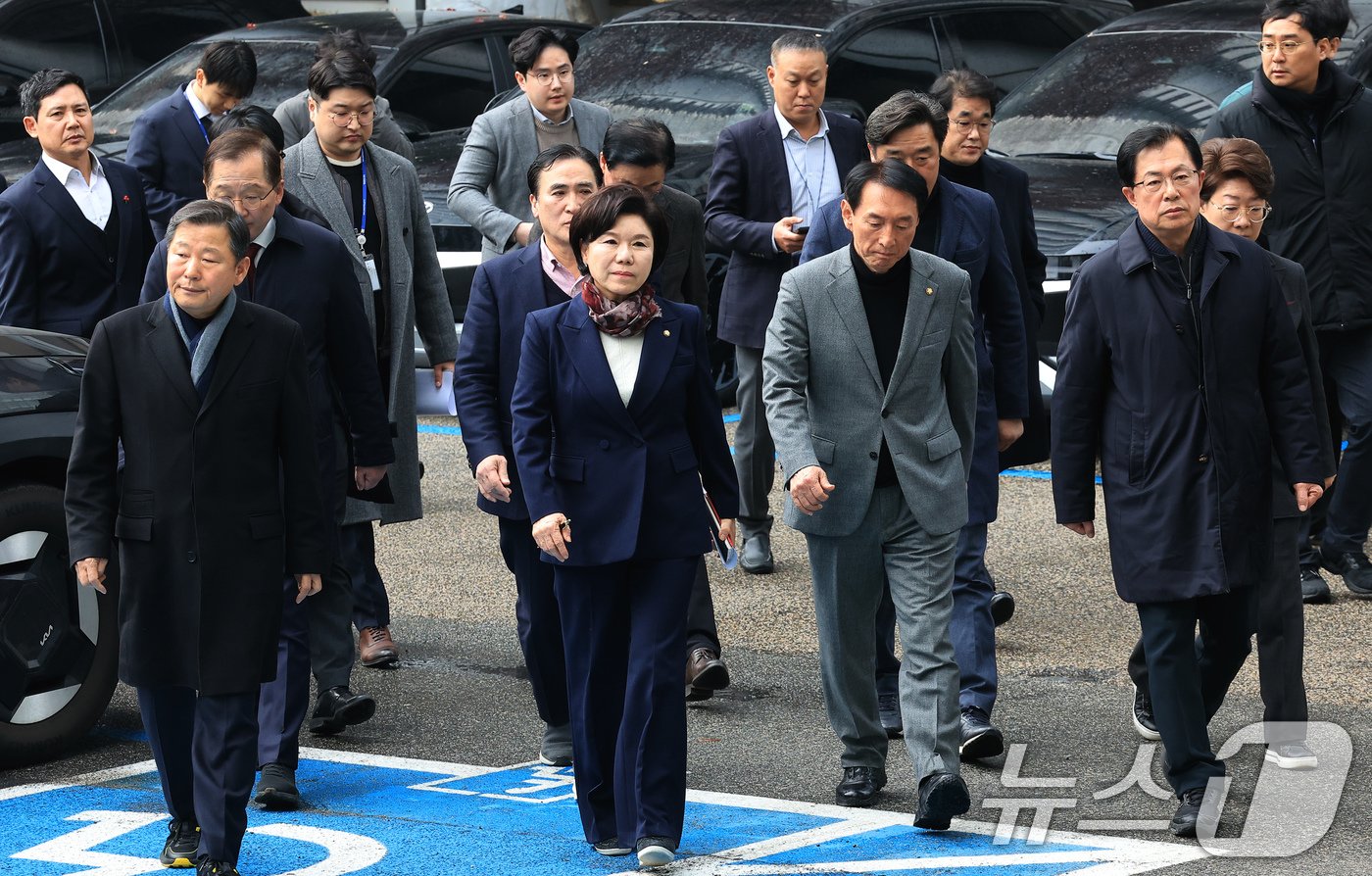 국민의힘 국회 행정안전위원회 조은희 간사와 경찰 출신 김석기, 이만희, 이철규, 김종양, 서천호 의원 등이 6일 오전 서울 서대문구 통일로 경찰청을 항의 방문을 마친 뒤 국가수사본부로 향하고 있다. 국민의힘은 민주노총 경찰 폭행사건과 대통령 권한 대행 지시 불응 사태 등에 대한 법적 대응 근거 확인 등을 예고했다. 2025.1.6/뉴스1 ⓒ News1 박정호 기자