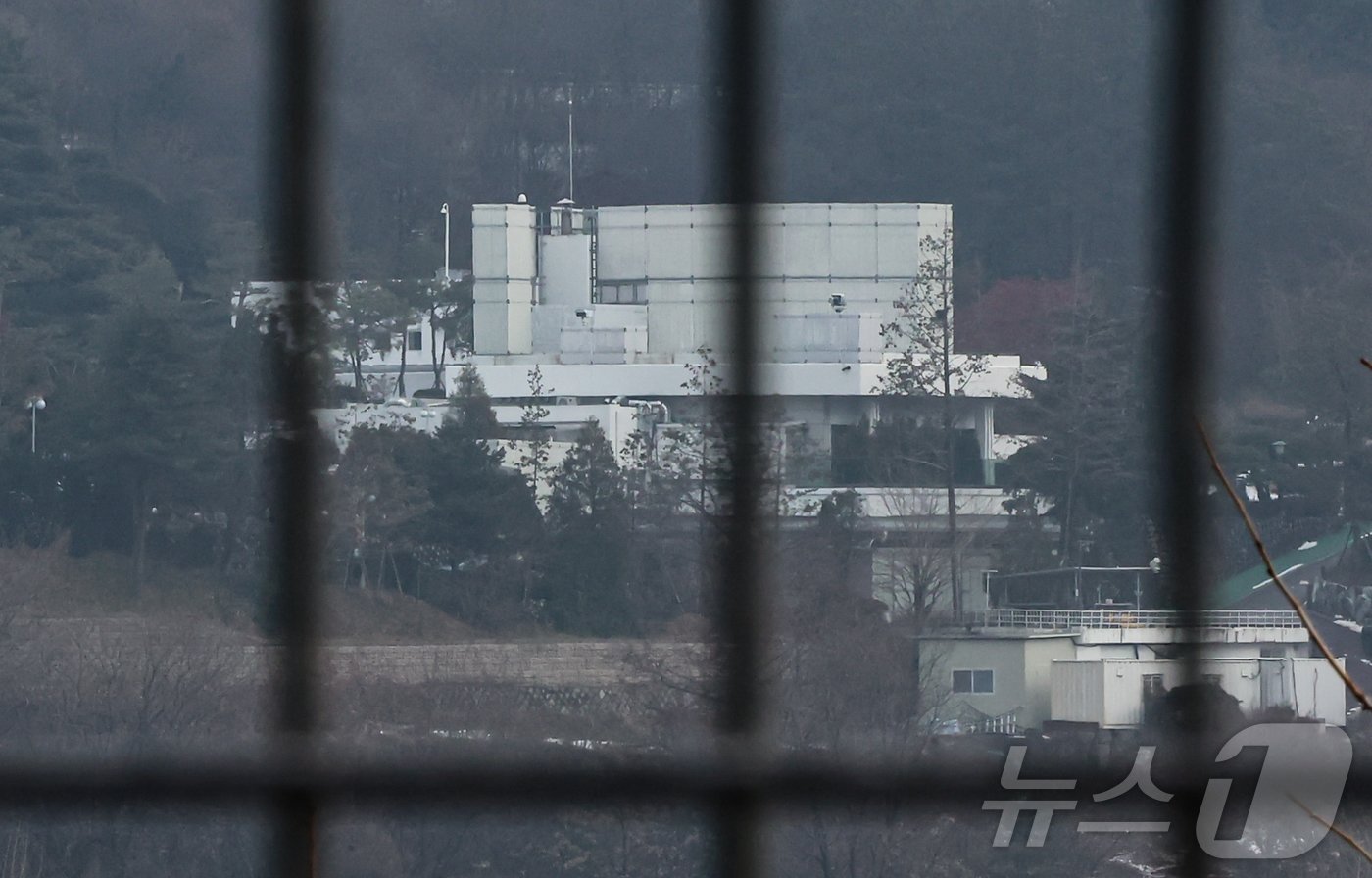 6일 오전 서울 용산구 한남동 대통령 관저가 적막한 모습을 보이고 있다. 고위공직자범죄수사처&#40;공수처&#41;는 이날 내란 우두머리 혐의를 받는 윤 대통령에 대한 체포영장 집행 관련 업무를 경찰에 넘겼다. 2025.1.6/뉴스1 ⓒ News1 김도우 기자