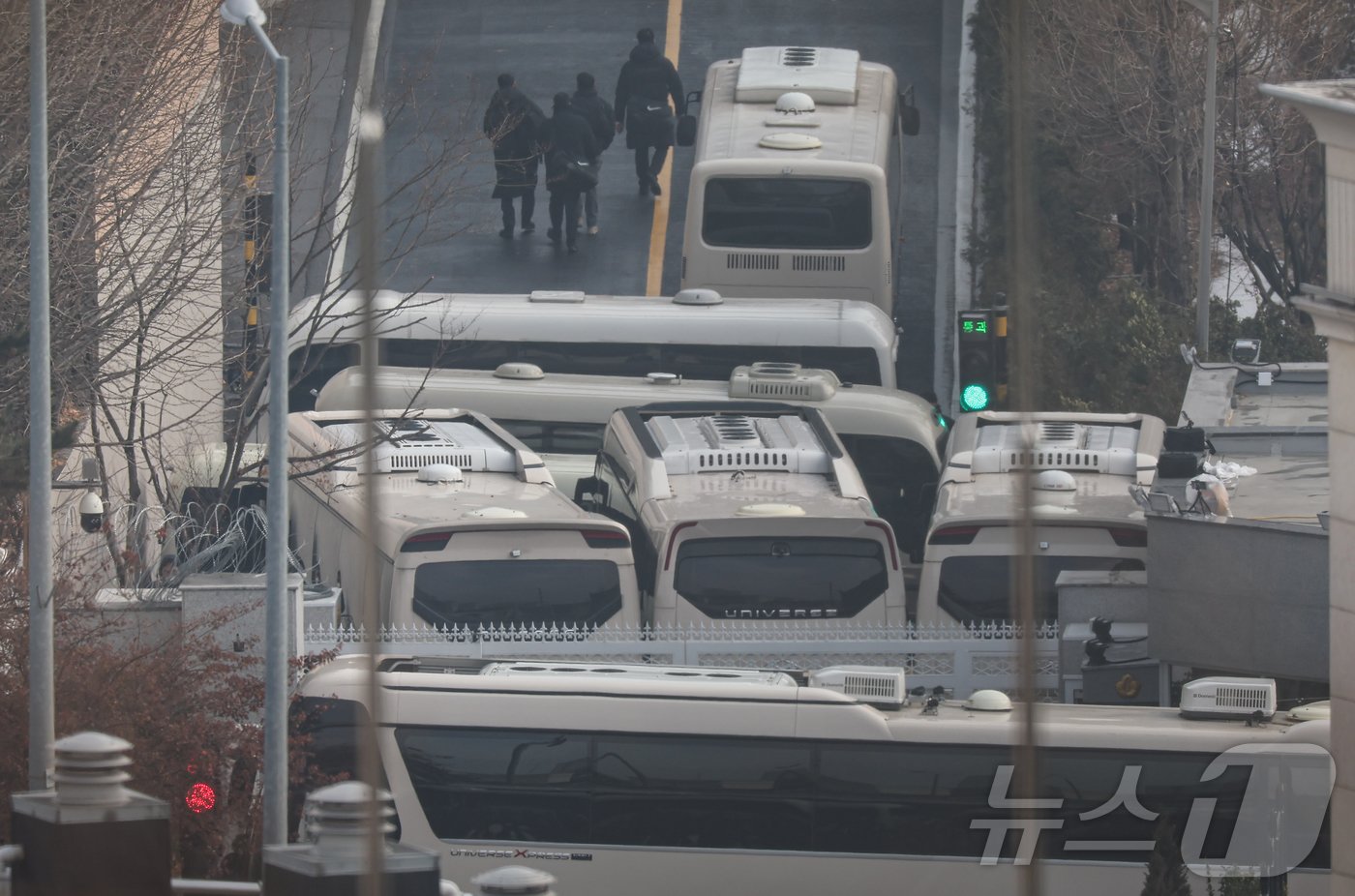 본문 이미지 - 6일 오전 서울 용산구 한남동 대통령 관저 정문에 차벽이 세워져 있다. 2025.1.6/뉴스1 ⓒ News1 김도우 기자