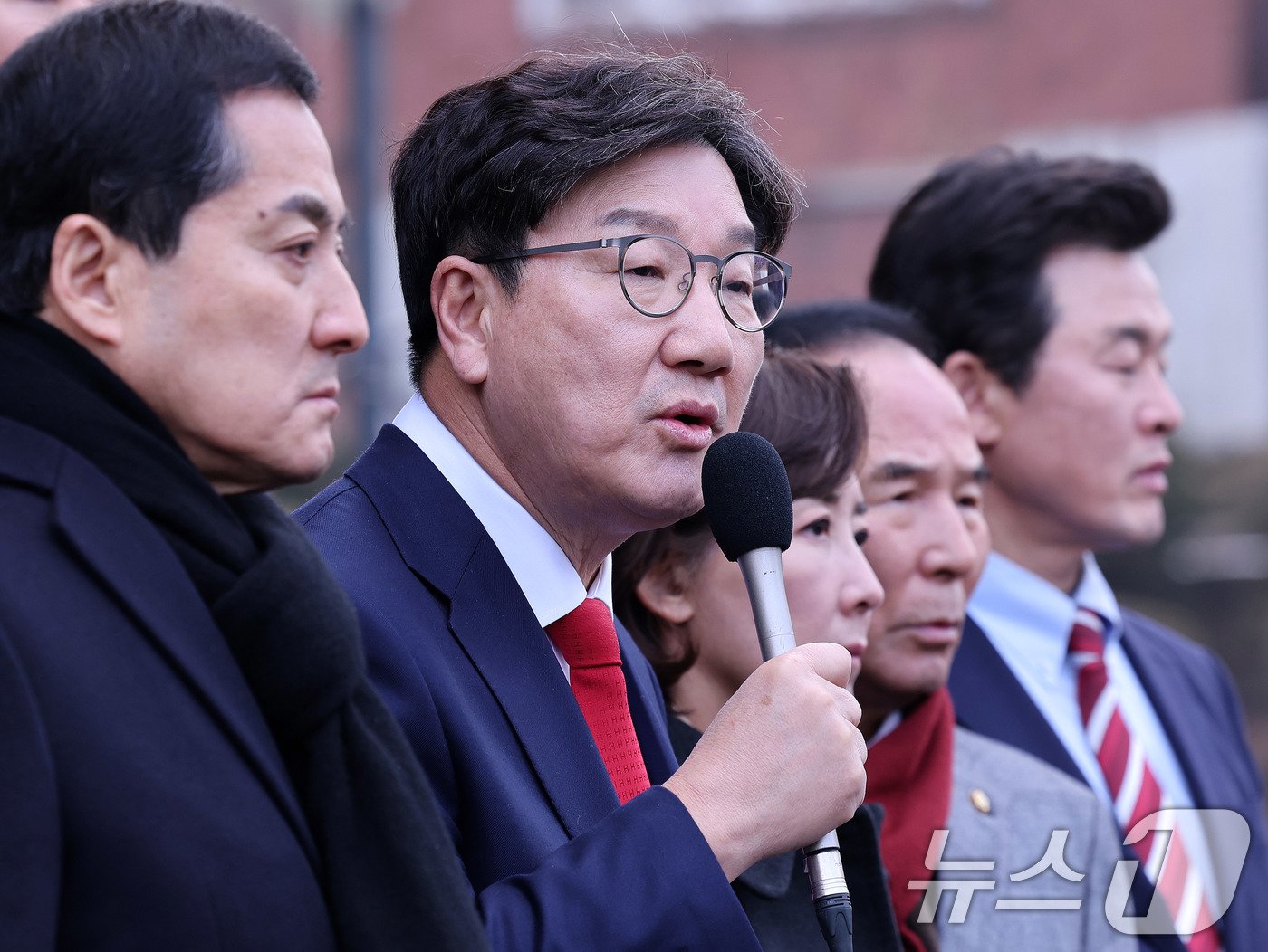 본문 이미지 - 권성동 국민의힘 원내대표가 4선 이상 중진 의원, 국회 법제사법위원회 소속 의원들과 6일 서울 종로구 헌법재판소를 찾아 항의 방문을 마친 뒤 발언하고 있다. 2025.1.6/뉴스1 ⓒ News1 박지혜 기자