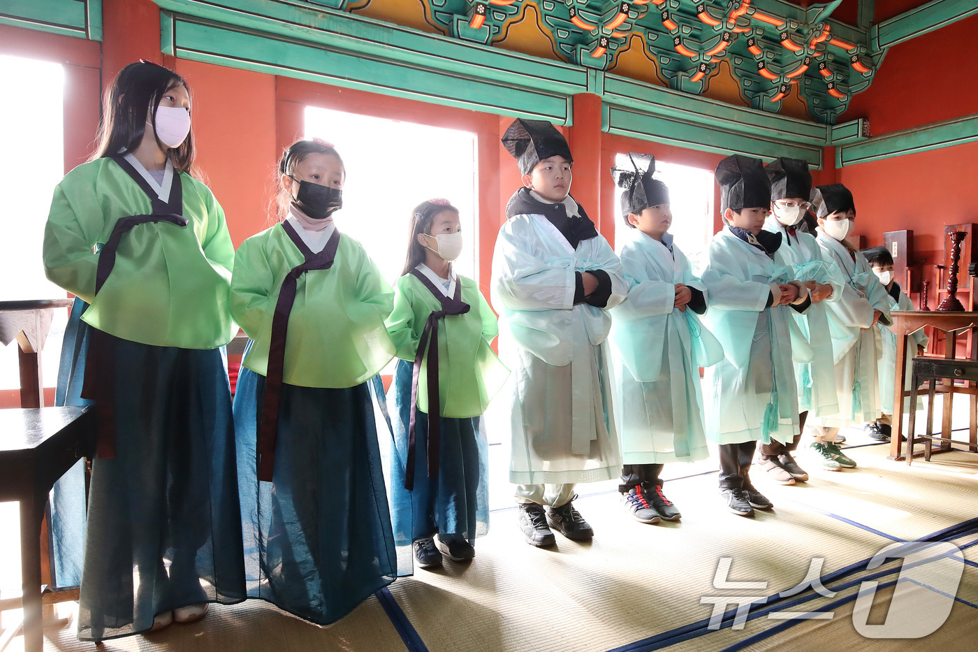 (대구=뉴스1) 공정식 기자 = 6일 오전 대구 중구 남산동 대구향교에서 개강한 '2024학년도 겨울방학 나라사랑 청소년 충효교실'에 참가해 유복과 당의를 차려입은 초등학생들이 문 …