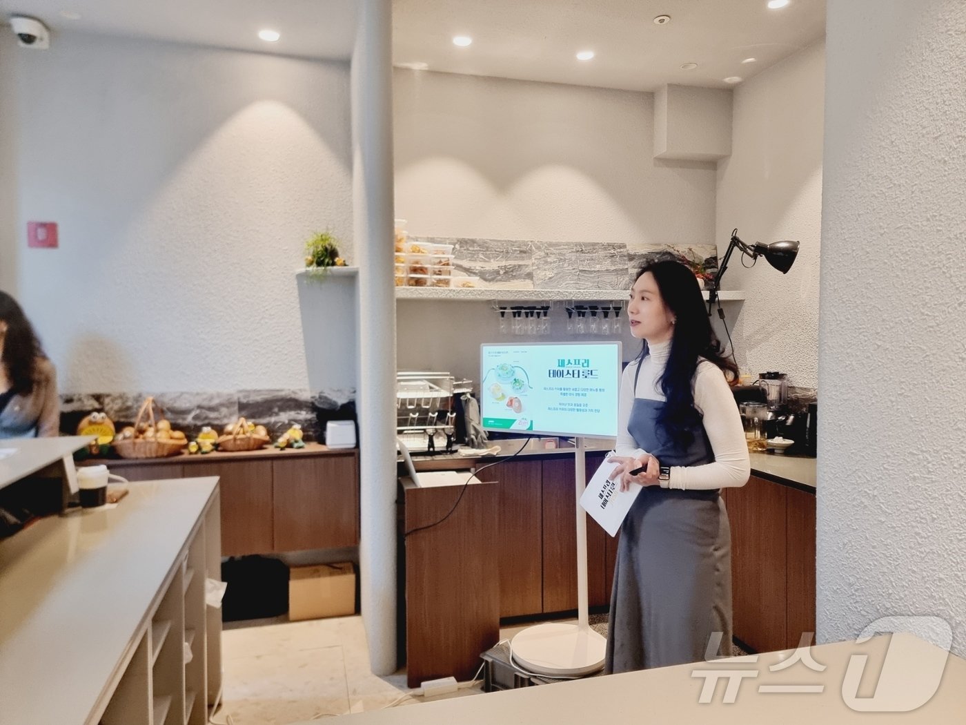 본문 이미지 - 6일 서울 마포구 베지 스튜디오에서 제스프리 테이스티 로드 미디어 행사를 진행했다. 홍희선 제스프리 인너태셔널 코리아 상무가 행사를 소개하고 있다. ⓒ News1 이형진 기자