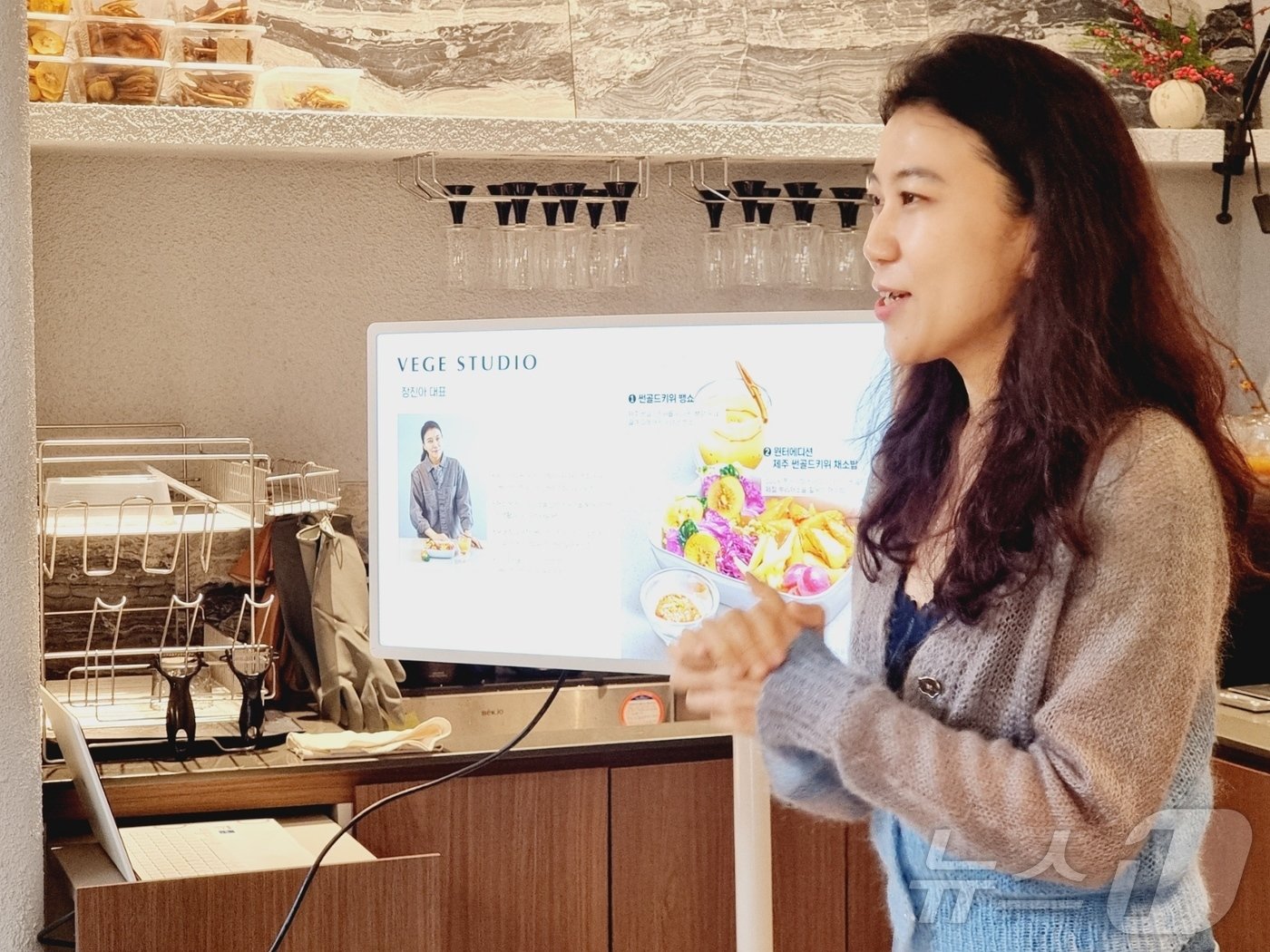본문 이미지 - 6일 서울 마포구 베지 스튜디오에서 제스프리 테이스티 로드 미디어 행사를 진행했다. 장진아 베지 스튜디오 대표가 제스프리와의 협업에 대해 설명하고 있다. ⓒ News1 이형진 기자
