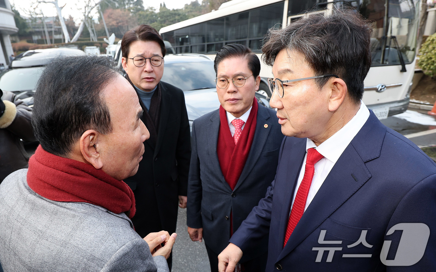 (서울=뉴스1) 박지혜 기자 = 권성동 국민의힘 원내대표가 6일 서울 종로구 헌법재판소 항의 방문을 마친 뒤 박덕흠 의원과 대화를 나누고 있다.  2025.1.6/뉴스1