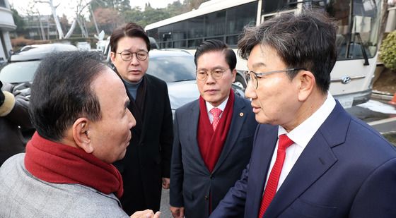 중진 의원들과 헌재 항의 방문 나선 권성동 원내대표