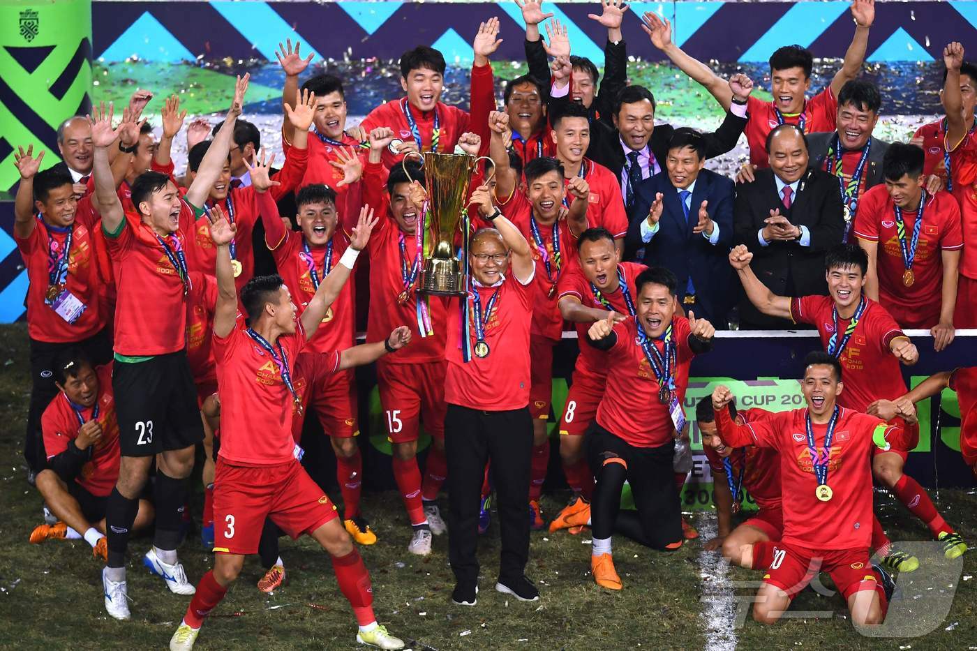 본문 이미지 - 박항서 전 베트남 감독이 선수단과 함께 기쁨을 만끽하던 시절 ⓒ AFP=뉴스1