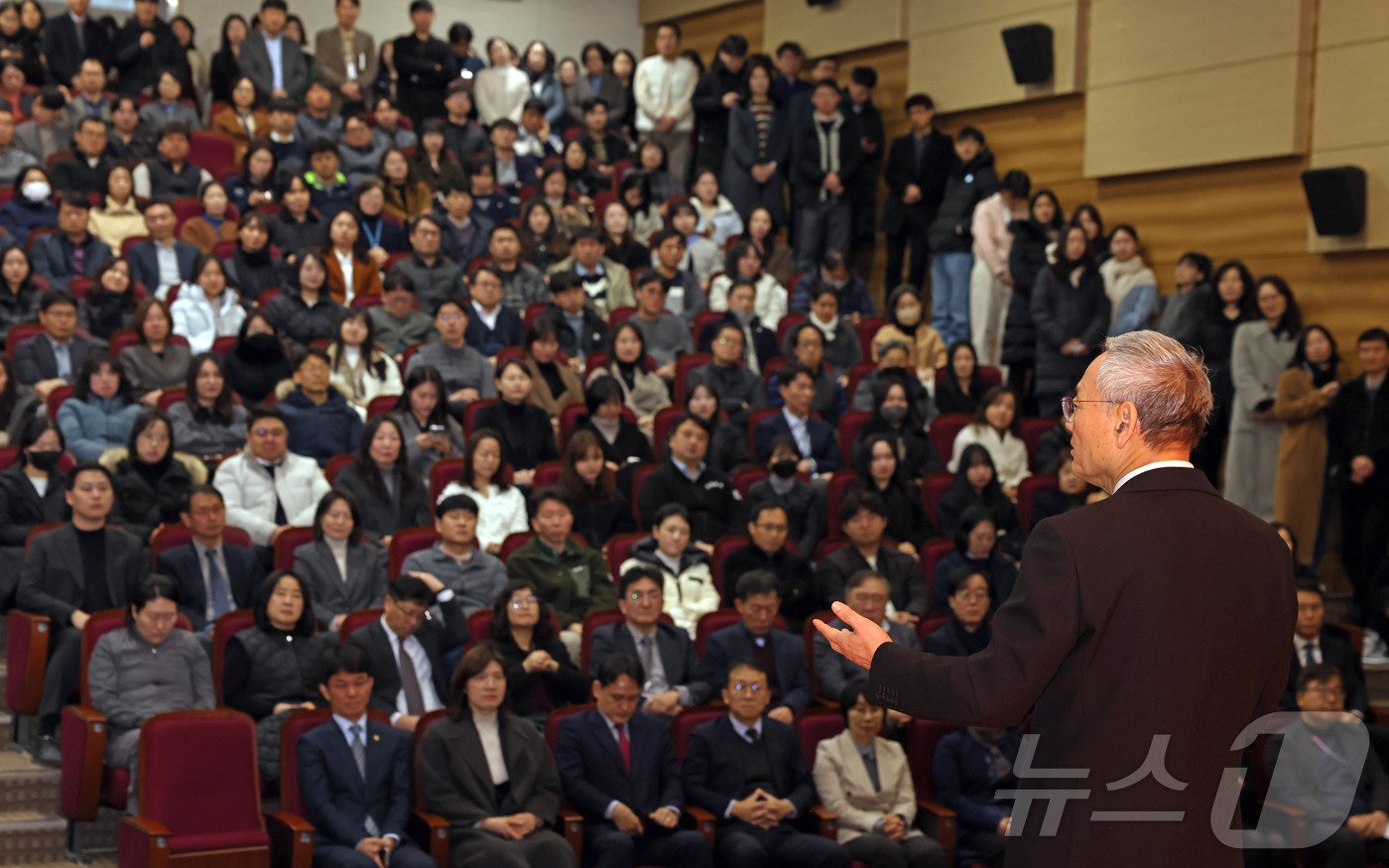 유인촌 문화체육관광부 장관이 6일 세종 정부세종청사 15동 대강당에서 열린 2025년 문체부 시무식에서 신년사를 하고 있다.