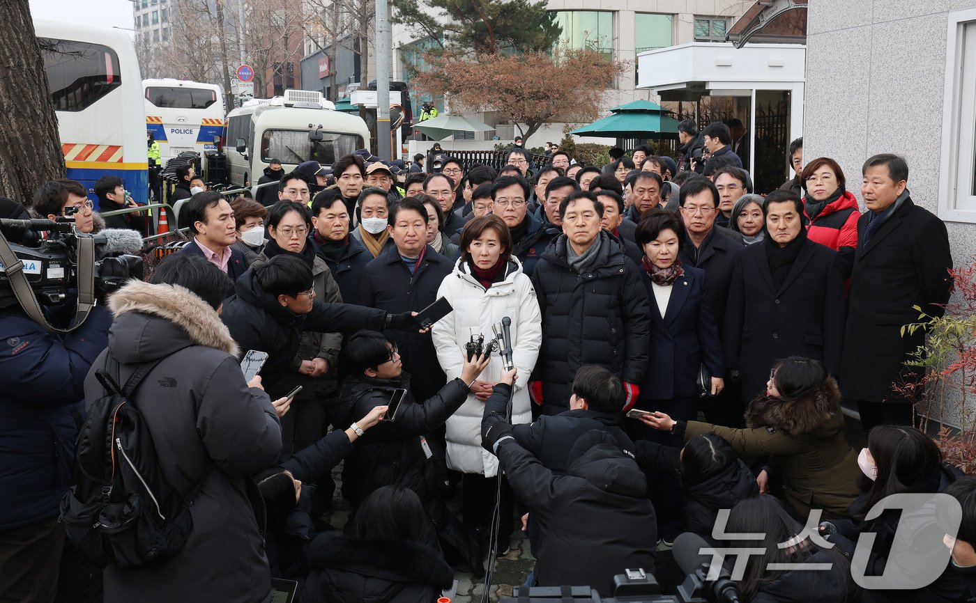 나경원 국민의힘 의원을 비롯한 여당 의원들이 6일 서울 용산구 윤석열 대통령 관저 앞에서 입장을 밝히고 있다. 2025.1.6/뉴스1 ⓒ News1 박세연 기자