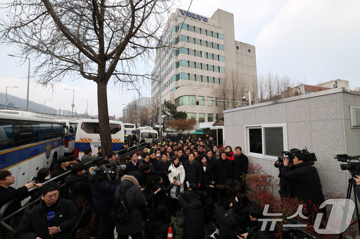 (서울=뉴스1) 박세연 기자 = 나경원 국민의힘 의원을 비롯한 여당 의원들이 6일 서울 용산구 윤석열 대통령 관저 앞에서 입장을 밝히고 있다. 2025.1.6/뉴스1