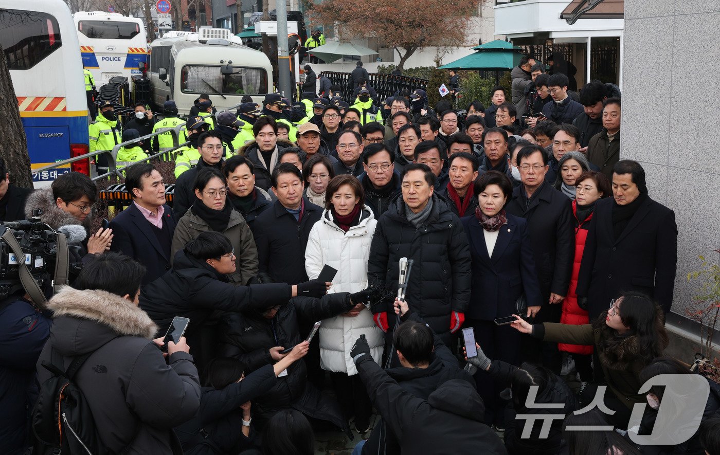 김기현 국민의힘 의원을 비롯한 여당 의원들이 6일 서울 용산구 윤석열 대통령 관저 앞에서 입장을 밝히고 있다. 2025.1.6/뉴스1 ⓒ News1 박세연 기자