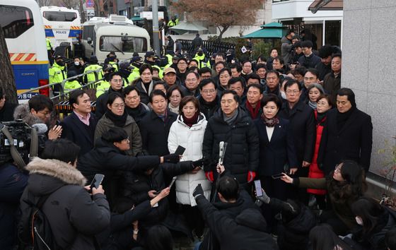 "尹 탄핵소추 다시 표결하자"…野 내란죄 철회에 국힘 반격