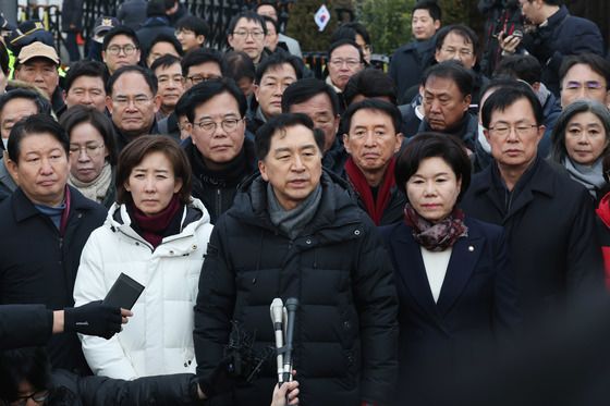 국힘 의원들 한남동 또 간다…'현행범 체포' 경고에도 '윤 지키기'