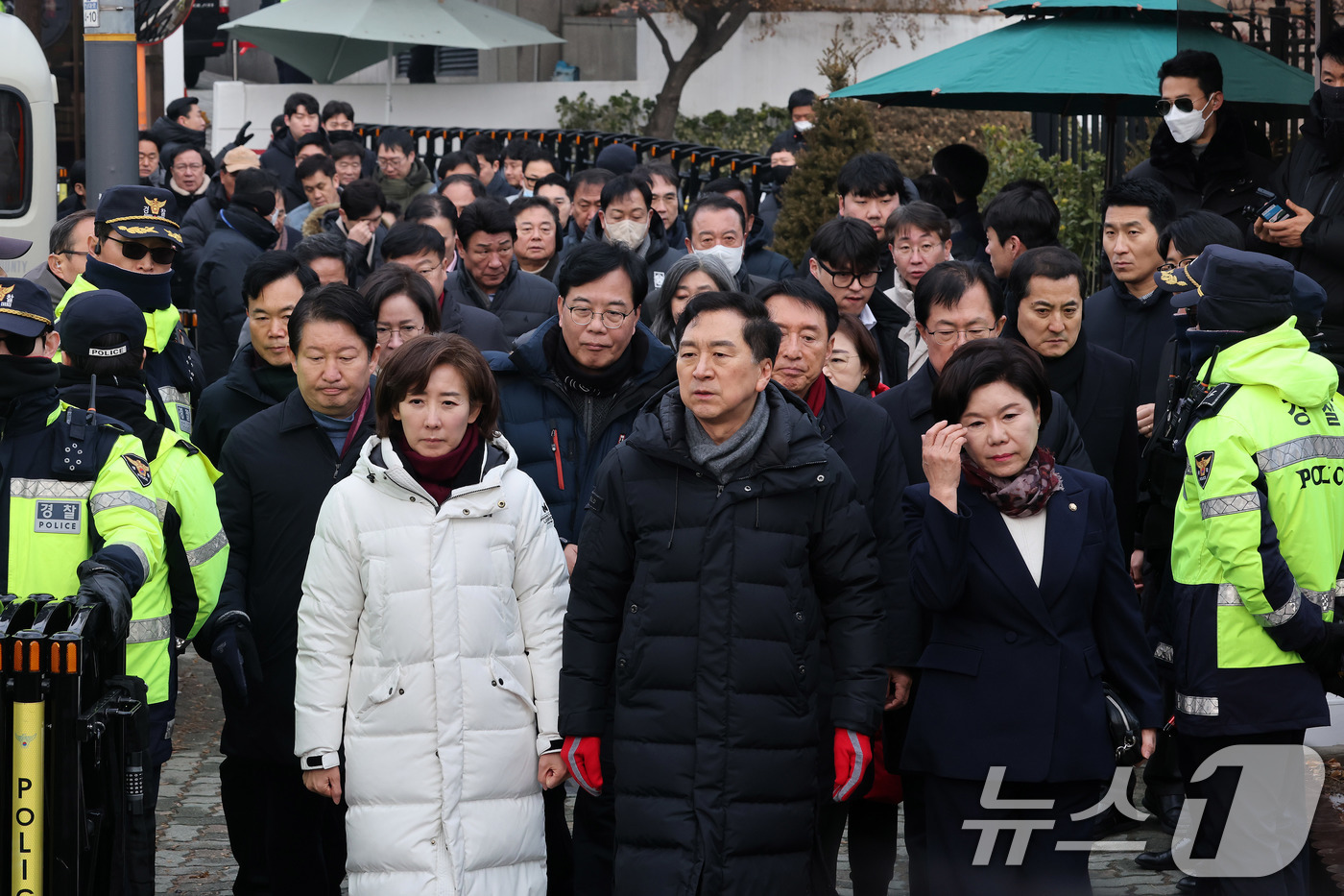 (서울=뉴스1) 박세연 기자 = 나경원 국민의힘 의원을 비롯한 여당 의원들이 6일 서울 용산구 윤석열 대통령 관저 앞에서 입장을 밝히기 위해 이동하고 있다. 2025.1.6/뉴스1 …