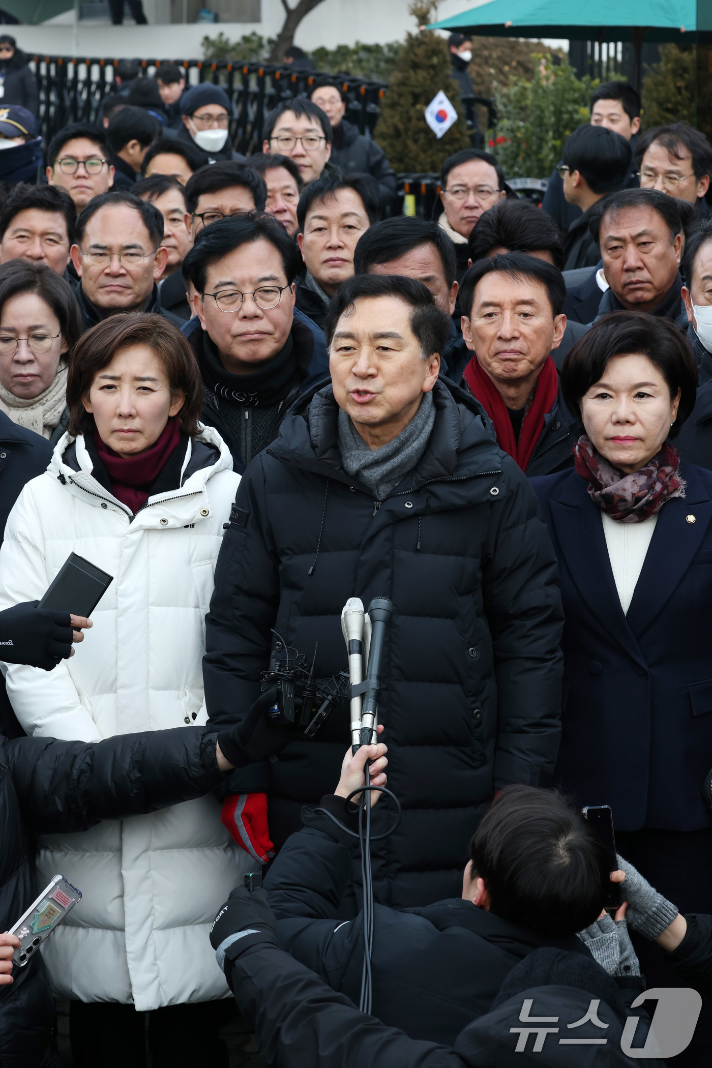 (서울=뉴스1) 박세연 기자 = 김기현 국민의힘 의원을 비롯한 여당 의원들이 6일 서울 용산구 윤석열 대통령 관저 앞에서 입장을 밝히고 있다. 2025.1.6/뉴스1