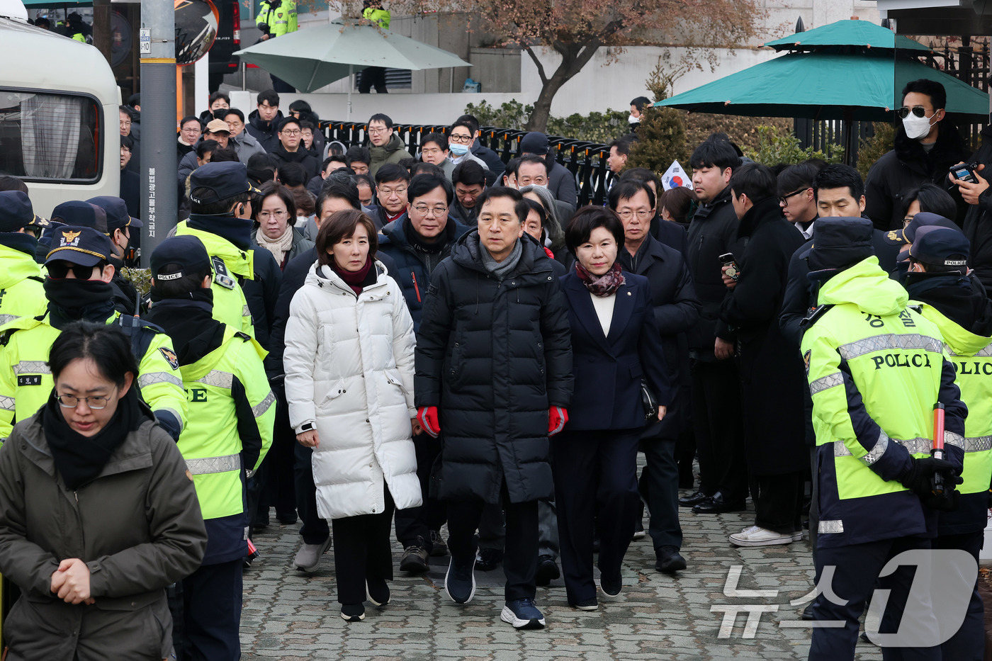 (서울=뉴스1) 박세연 기자 = 김기현, 나경원 국민의힘 의원을 비롯한 여당 의원들이 6일 서울 용산구 윤석열 대통령 관저 앞에서 입장을 밝히기 위해 이동하고 있다. 2025.1. …