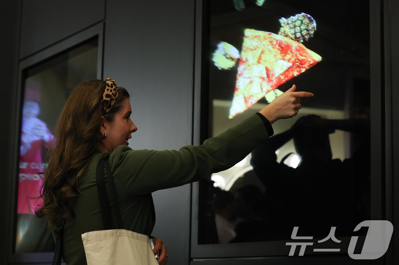 본문 이미지 - 5일(현지시간) 오후 미국 네바다주 라스베이거스 시저스 팰리스 호텔에서 열린 '삼성 퍼스트 룩 2025'에서 한 관람객이 홀로그램이 적용된 홀로디스플레이를 체험하고 있다. 2025.1.6/뉴스1 ⓒ News1 신웅수 기자