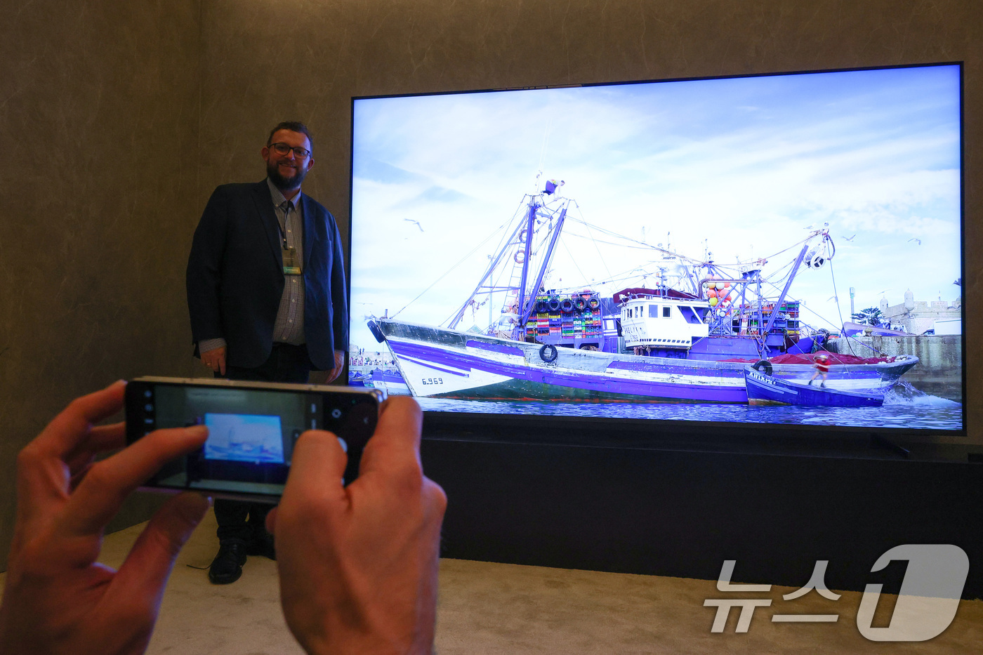 (라스베이거스(미국)=뉴스1) 신웅수 기자 = 5일(현지시간) 오후 미국 네바다주 라스베이거스 시저스 팰리스 호텔에서 열린 '삼성 퍼스트 룩 2025'에서 한 관람객이 115형 N …